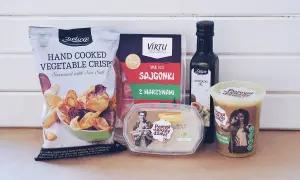 Chipsy warzywne, sajgonki, hummus, olej awokado i zupa w słoiku.